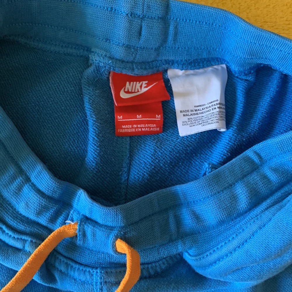 Nikes Short - Picture 2 of 4